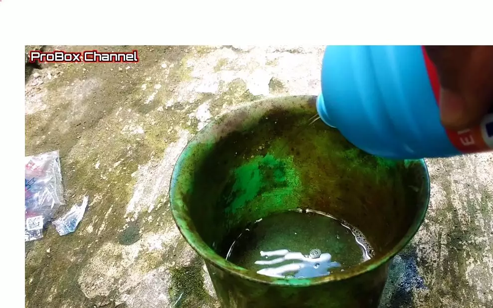 cara bersihkan wadah plastik kerak teh © 2023 brilio.net