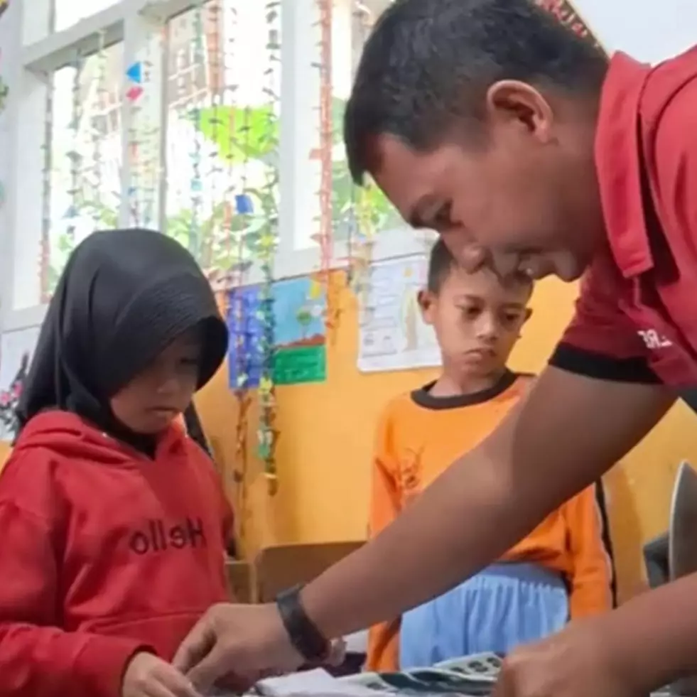 Beda dari lainnya, guru olahraga ini ajarkan murid nyetrika dan lipat pakaian, aksinya tuai sorotan
