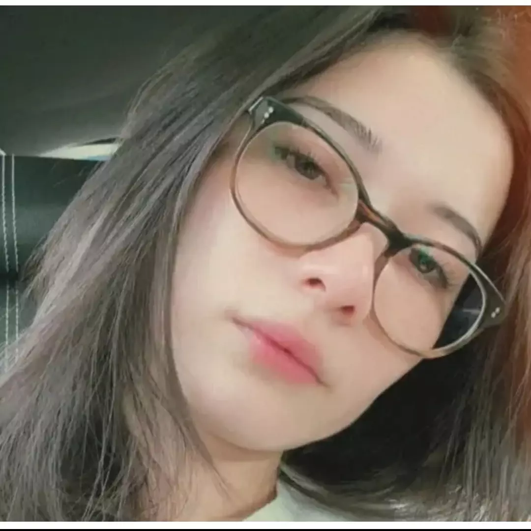 Jarang unggah foto bareng, intip 6 potret romantis Iris Wullur dan suami yang diduga selingkuh