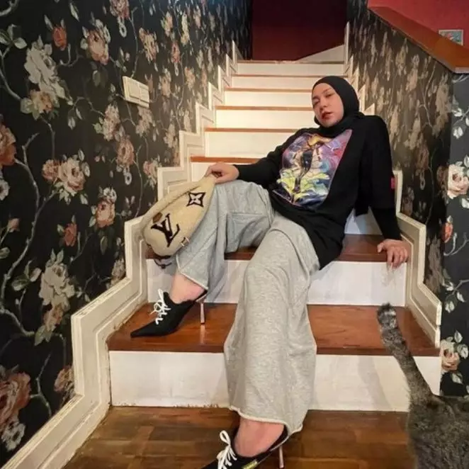 Dulu tinggal di gubug pinggir kali kini sukses punya rumah megah, 11 potret hunian Melly Goeslaw