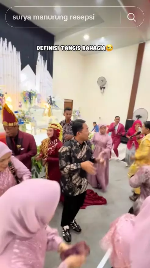 momen resepsi Surya Manurung © Berbagai sumber