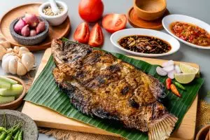 Cara bikin ikan bakar dengan kulit tetap utuh, nggak nempel di panggangan