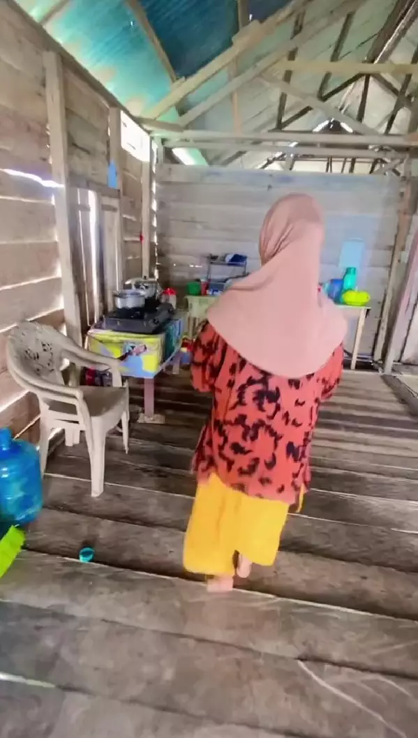 Rumah kayu di tengah laut © TikTok
