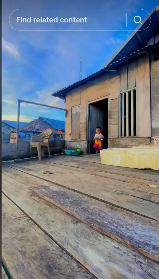 Rumah kayu di tengah laut © TikTok