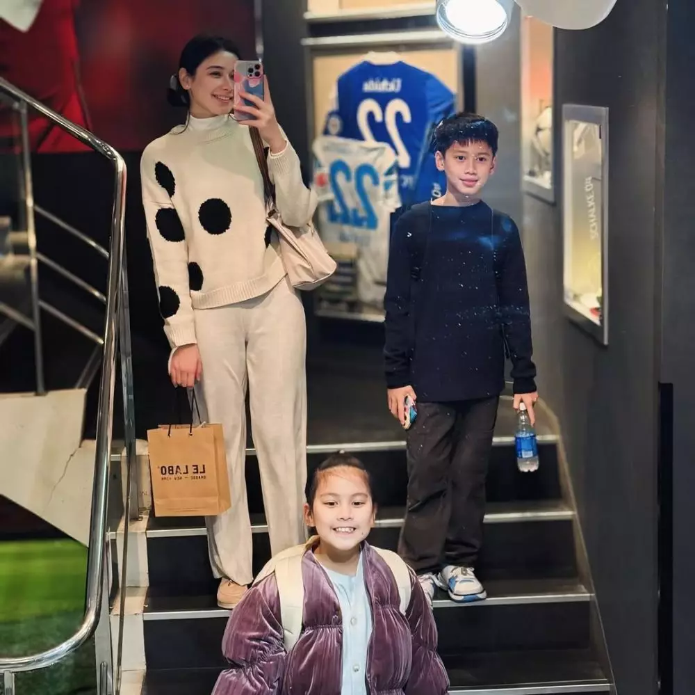 Iris Wullur sempat diminta anak © Berbagai sumber