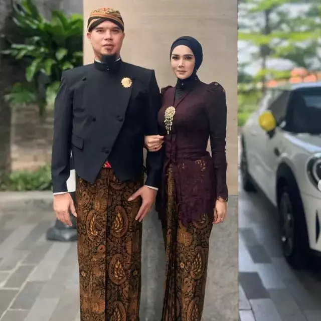 Mulan Jameela hadiri peringatan naik takhta Mangkunegara X di Solo, gaya berkebayanya tuai sorotan