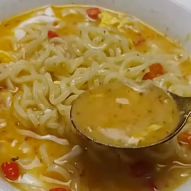 Cara bikin mi instan kuah jadi lebih gurih tanpa tambah keju, rasa creamy ala ramen mahal
