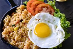 Resep nasi goreng kencur telur ceplok, menu sahur simpel dan lezat