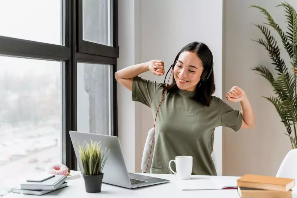 Kata-kata motivasi kerja singkat dalam bahasa Inggris dan artinya © 2025 brilio.net Kata-kata motivasi kerja singkat dalam bahasa Inggris dan artinya © 2025 brilio.net
