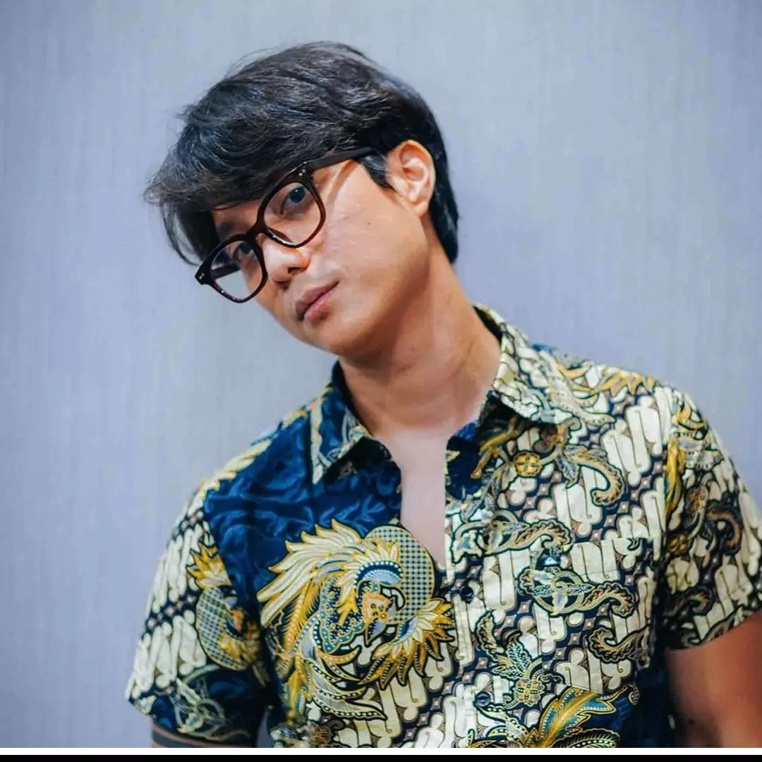 Desainnya ala Jepang, 9 potret kamar Dikta nyambung dengan plafon hammock ini asik buat nyantai