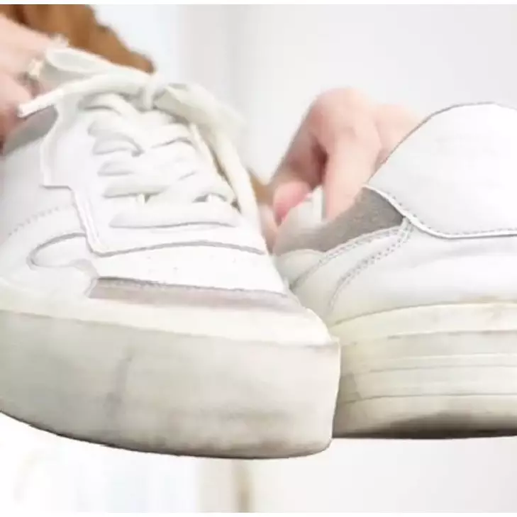Trik hilangkan noda di sepatu putih pakai 1 tambahan bahan dapur, kembali bersih cuma dalam 5 detik