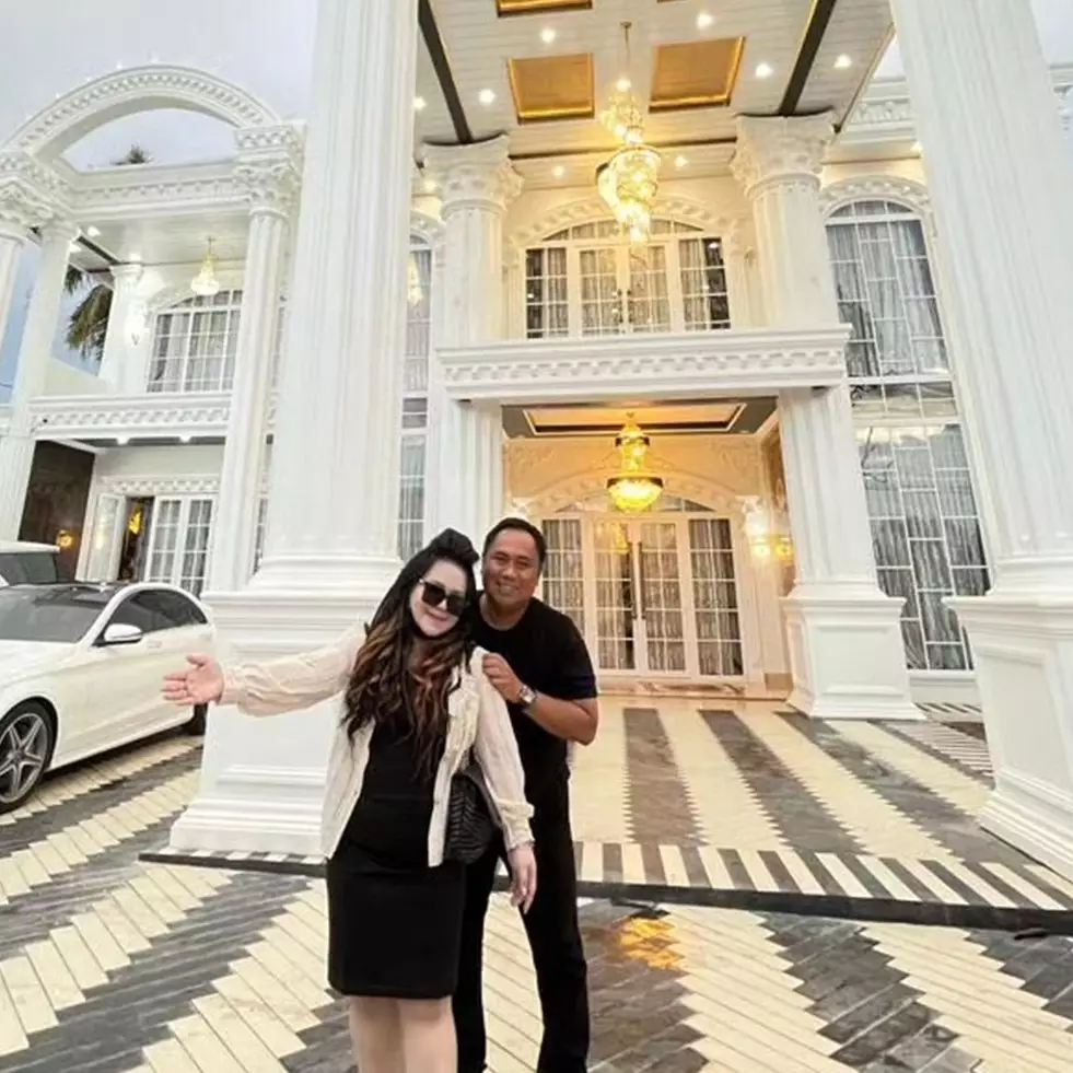 Punya dekorasi bak toko lampu silaukan mata, 9 potret ruang tamu bos skincare Mami Sultan