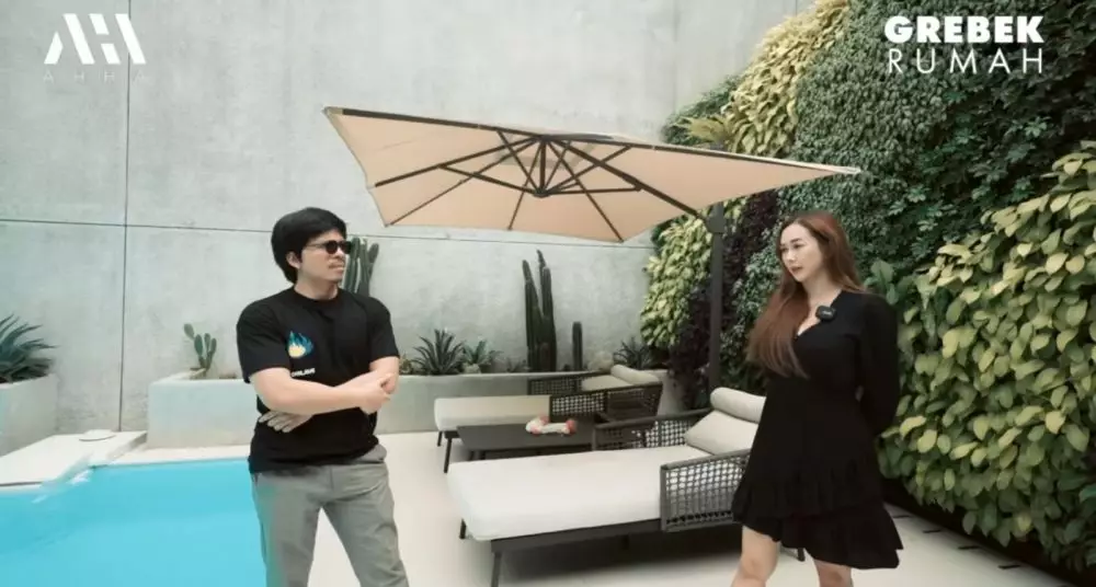 potret kolam renang Aura Kasih menggunakan air garam YouTube potret kolam renang Aura Kasih menggunakan air garam YouTube