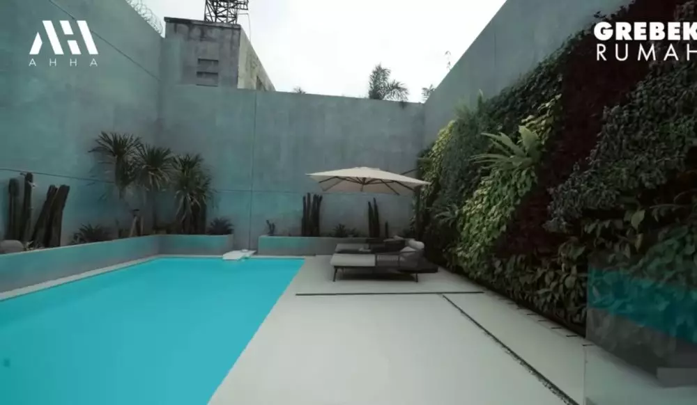 potret kolam renang Aura Kasih menggunakan air garam YouTube potret kolam renang Aura Kasih menggunakan air garam YouTube