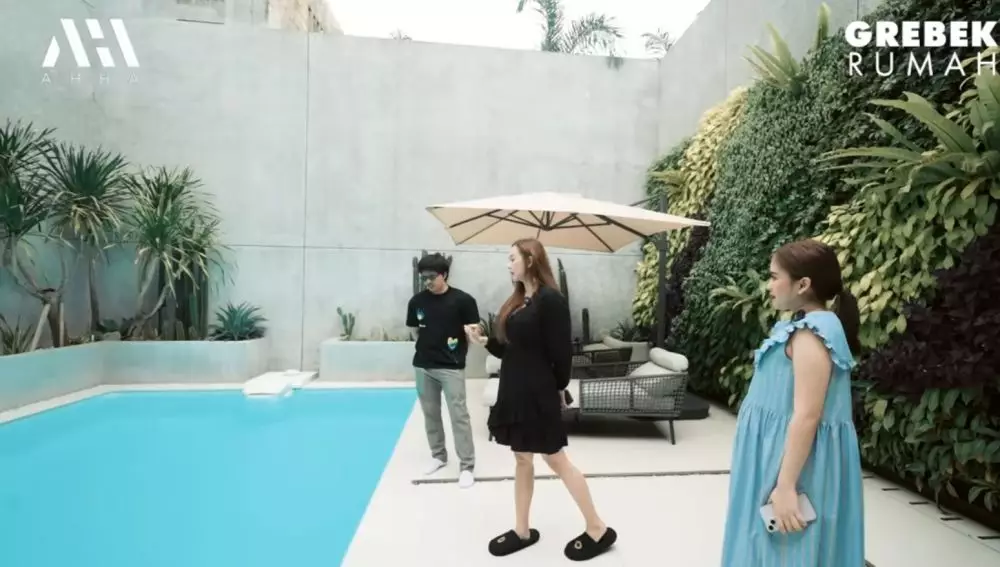 potret kolam renang Aura Kasih menggunakan air garam YouTube potret kolam renang Aura Kasih menggunakan air garam YouTube
