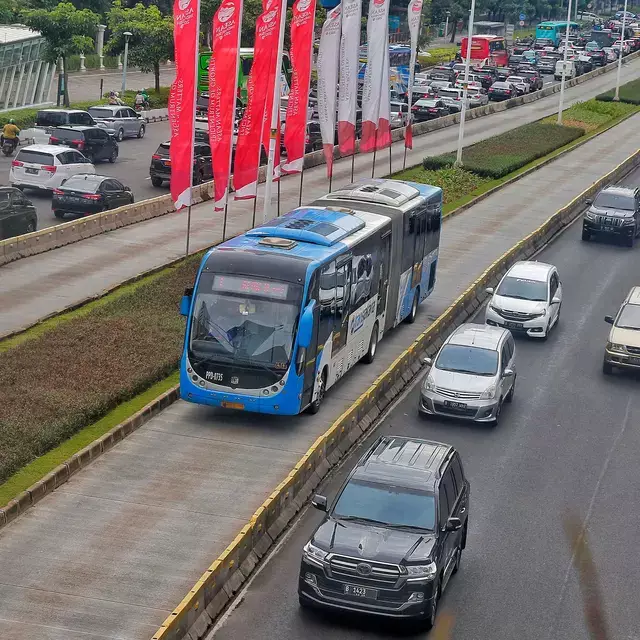 Viral mobil RI 24 terobos jalur Bus Transjakarta, ini kata polisi