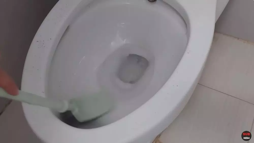 trik bersihkan kerak kloset agar kinclong tanpa racikan © YouTube