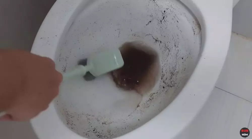 trik bersihkan kerak kloset agar kinclong tanpa racikan © YouTube