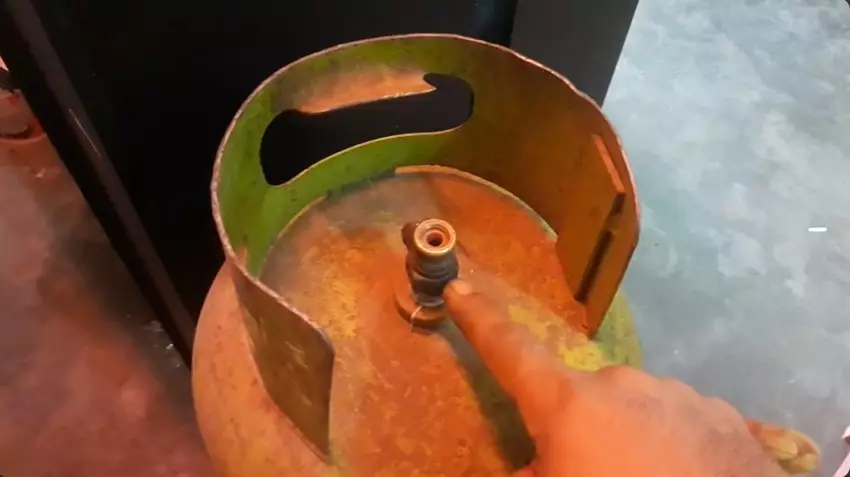 Trik mudah mengatasi gas elpiji bocor pakai kain © YouTube