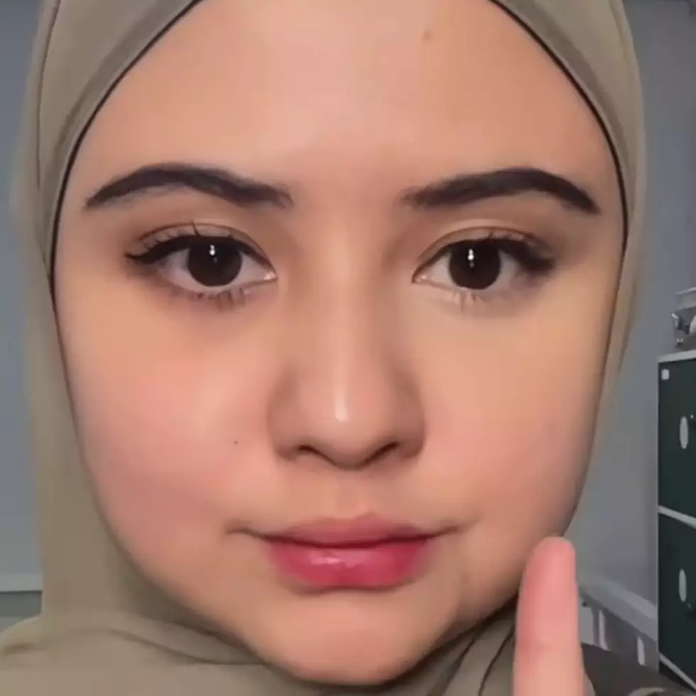 Jangan langsung diberi concealer, ini trik menutup mata panda agar tak abu-abu pakai 1 produk makeup