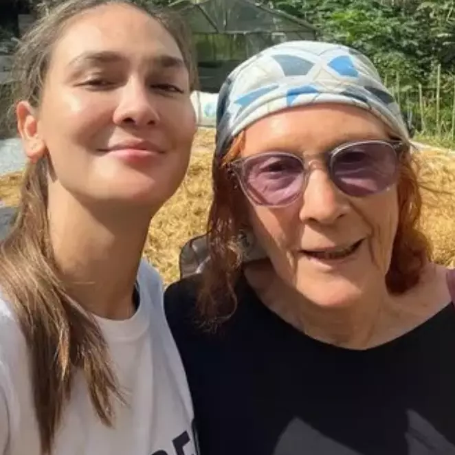 Sederhana tanpa kitchen set, intip 9 potret dapur ibunda Luna Maya di Bali dikelilingi sawah