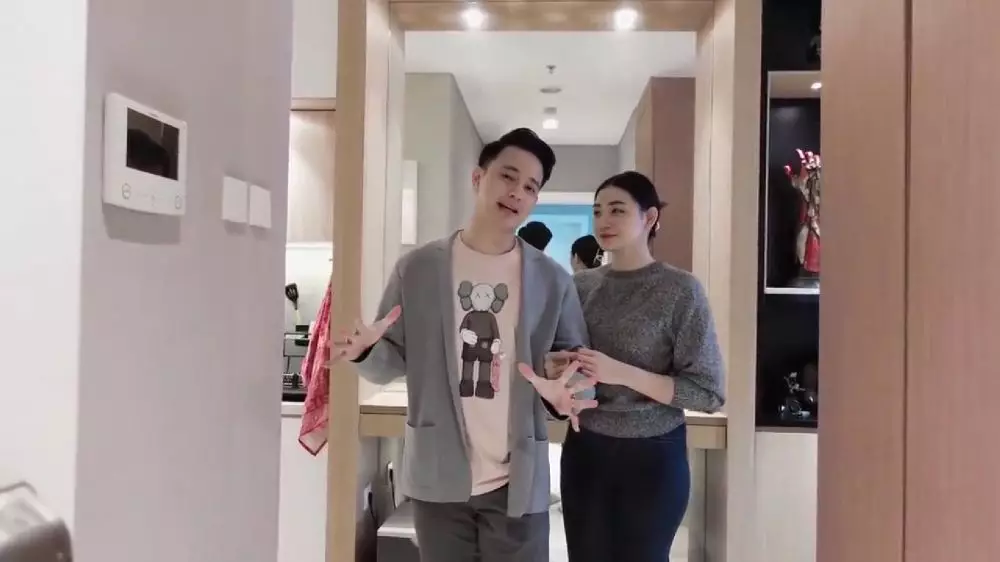 dapur apartemen aktor billy davidson © 2024 YouTube