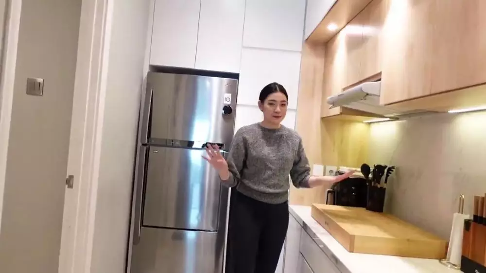 dapur apartemen aktor billy davidson © 2024 YouTube