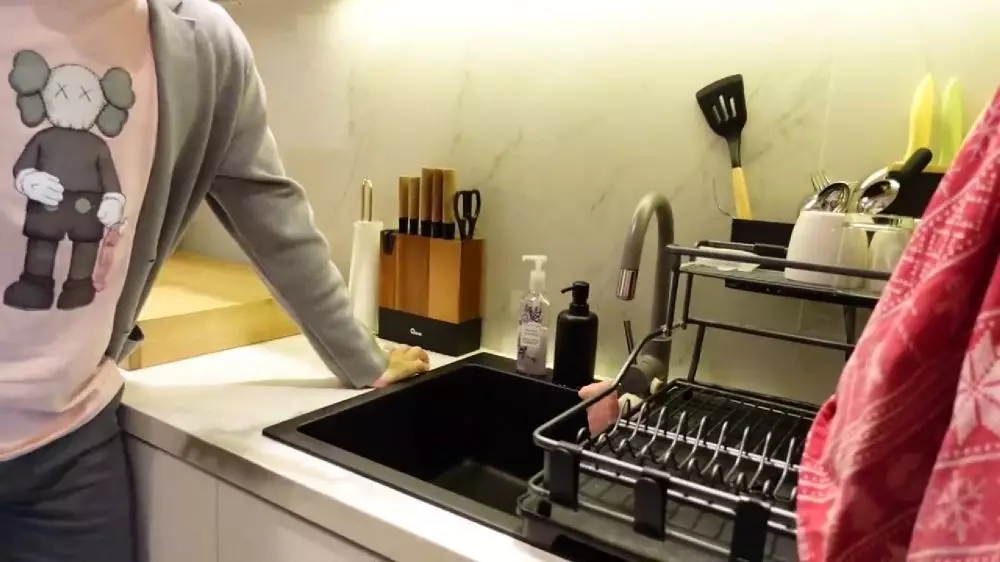 dapur apartemen aktor billy davidson © 2024 YouTube