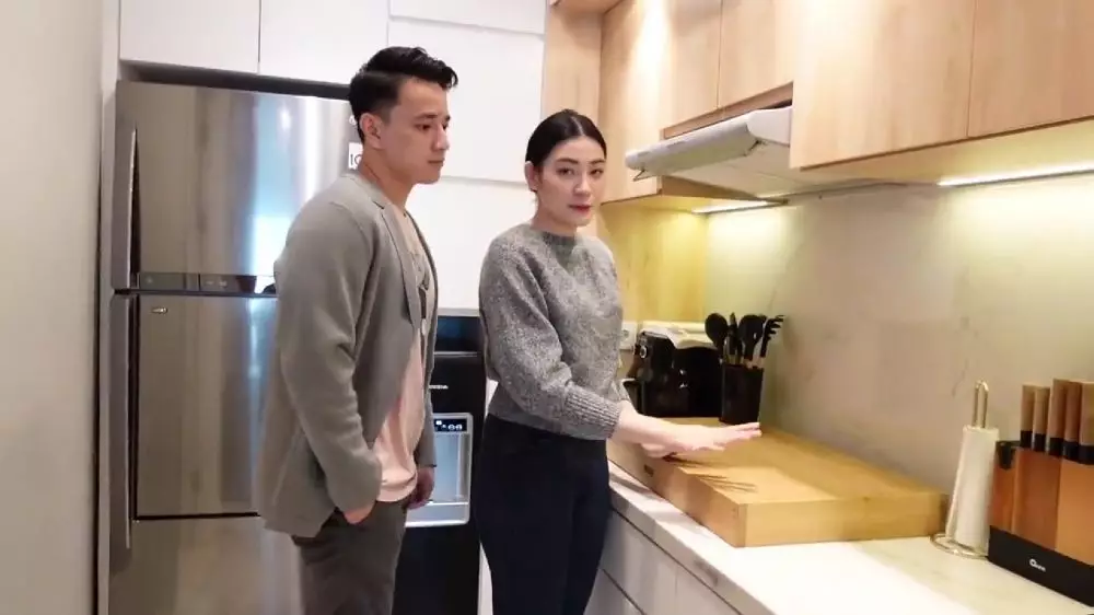 dapur apartemen aktor billy davidson © 2024 YouTube