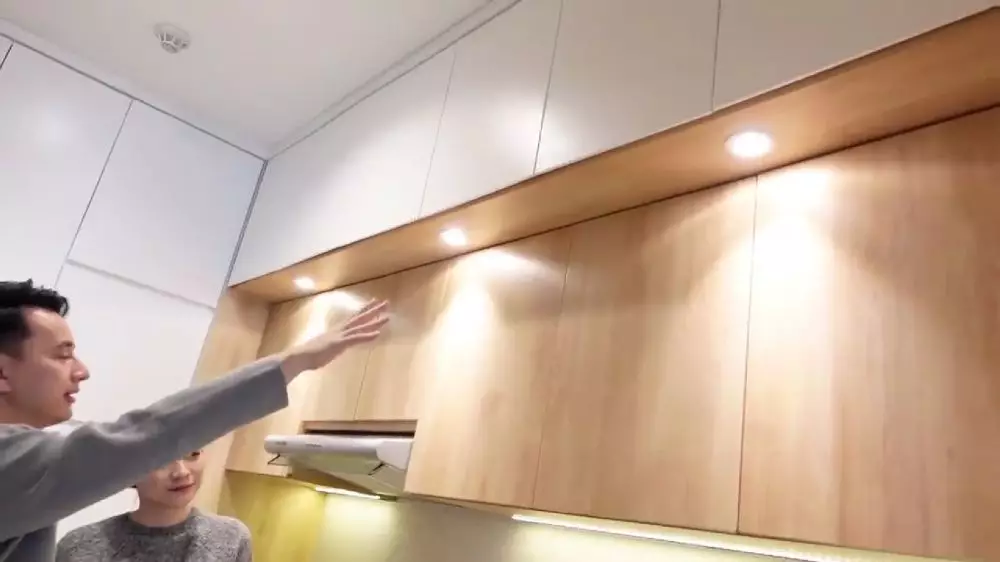 dapur apartemen aktor billy davidson © 2024 YouTube