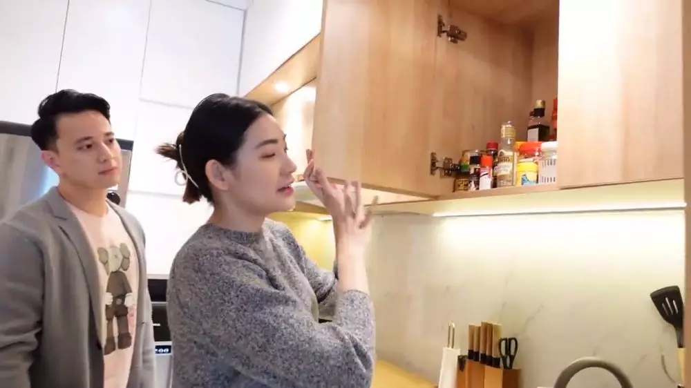 dapur apartemen aktor billy davidson © 2024 YouTube