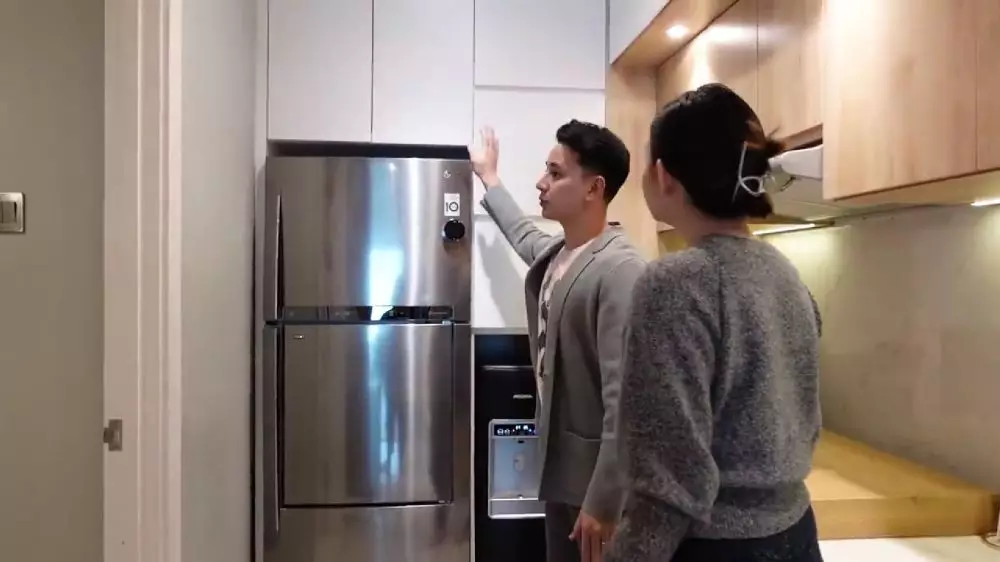 dapur apartemen aktor billy davidson © 2024 YouTube