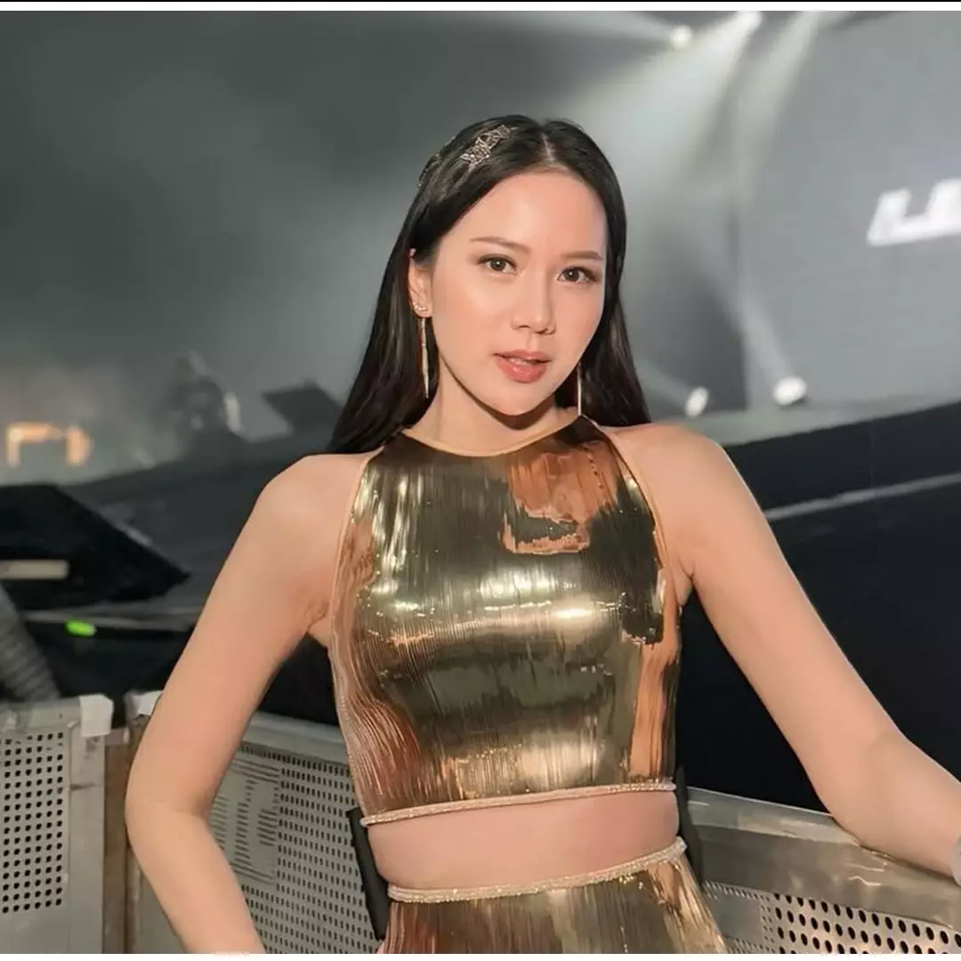 7 Potret dapur Agnes Jennifer interiornya elegan, backsplash-nya dari keramik granit