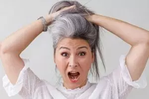 Cara optimalkan sampo untuk atasi rambut beruban pakai 1 biji minuman, nggak perlu repot gunakan semir