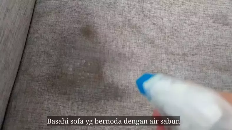 Simpel tanpa dijemur, ini trik mencuci sofa kain dekil © YouTube Simpel tanpa dijemur, ini trik mencuci sofa kain dekil © YouTube