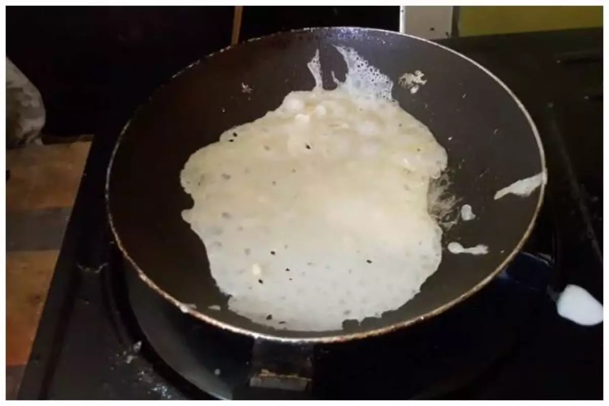 Cara sederhana mengatasi permukaan teflon lengket hanya dengan Rp 3.000, bukan digosok kertas amplas