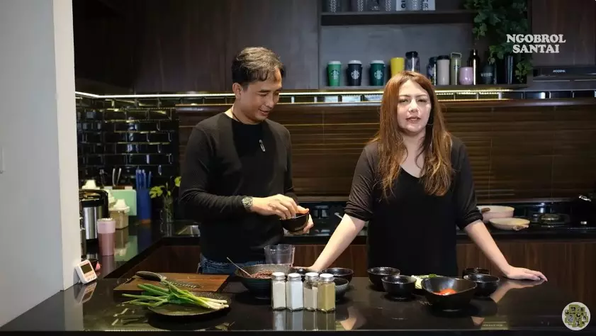 tempat masak Wina Natalia © YouTube/Keluarga Kece
