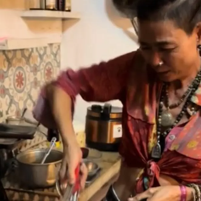 Tanpa kitchen set penuh perabotan gantung, 9 potret dapur mertua Jennifer Coppen ini antisumpek