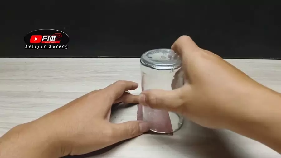 Cara simpel potong botol sirup bekas agar rapi dan bisa dijadikan gelas © YouTube