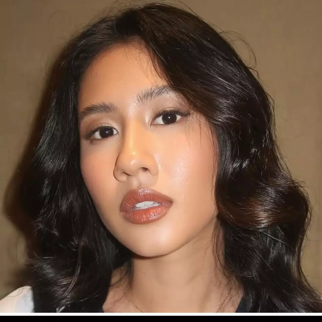 Pede dengan kulit sawo matang, intip daily makeup natural ala Shenina Cinnamon andalkan produk lokal