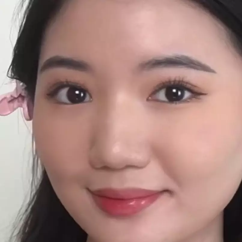 Bukan digosok micellar water, ini trik hapus coretan maskara di pipi agar complexion tak rusak