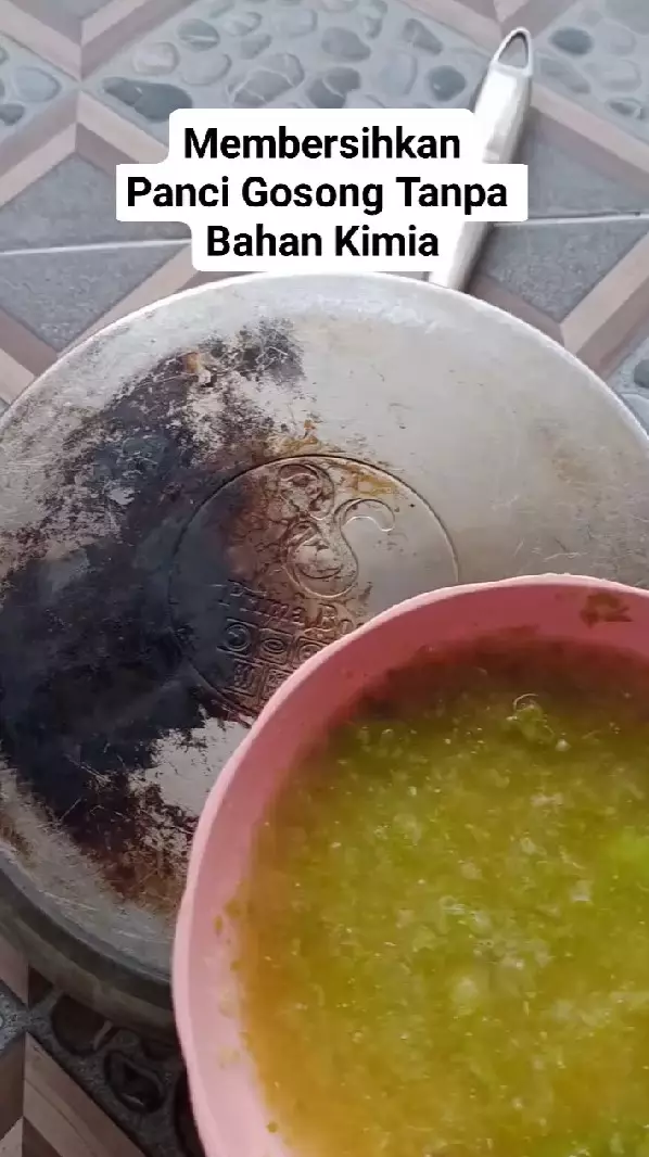 trik jitu bersihkan pantat panci gosong © Facebook