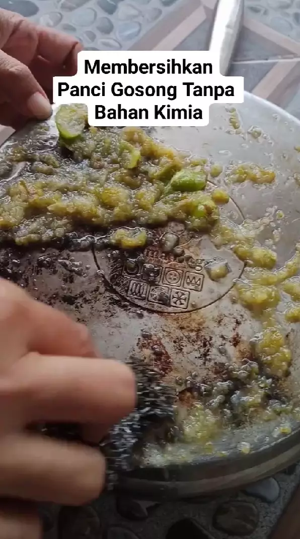 trik jitu bersihkan pantat panci gosong © Facebook