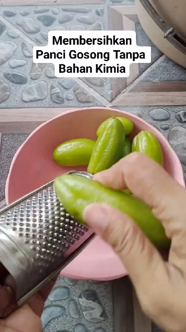 trik jitu bersihkan pantat panci gosong © Facebook