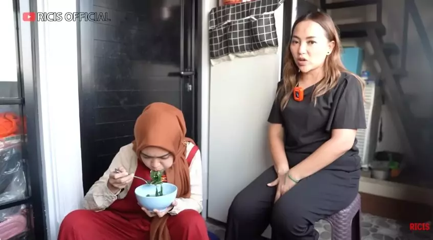 balkon Mpok Alpa jadi dapur mini © YouTube balkon Mpok Alpa jadi dapur mini © YouTube