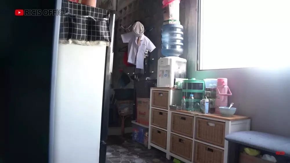 balkon Mpok Alpa jadi dapur mini © YouTube balkon Mpok Alpa jadi dapur mini © YouTube