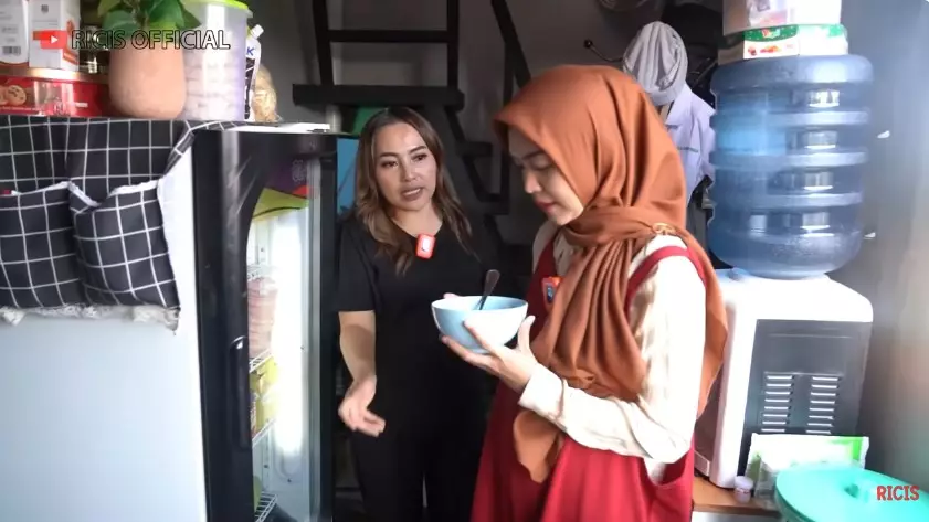 balkon Mpok Alpa jadi dapur mini © YouTube balkon Mpok Alpa jadi dapur mini © YouTube