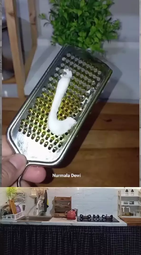 hilangkan noda kunyit di parutan keju © Facebook