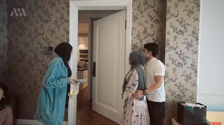 kamar tidur zaskia sungkar © YouTube