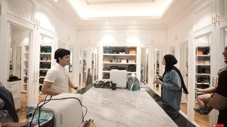 kamar tidur zaskia sungkar © YouTube